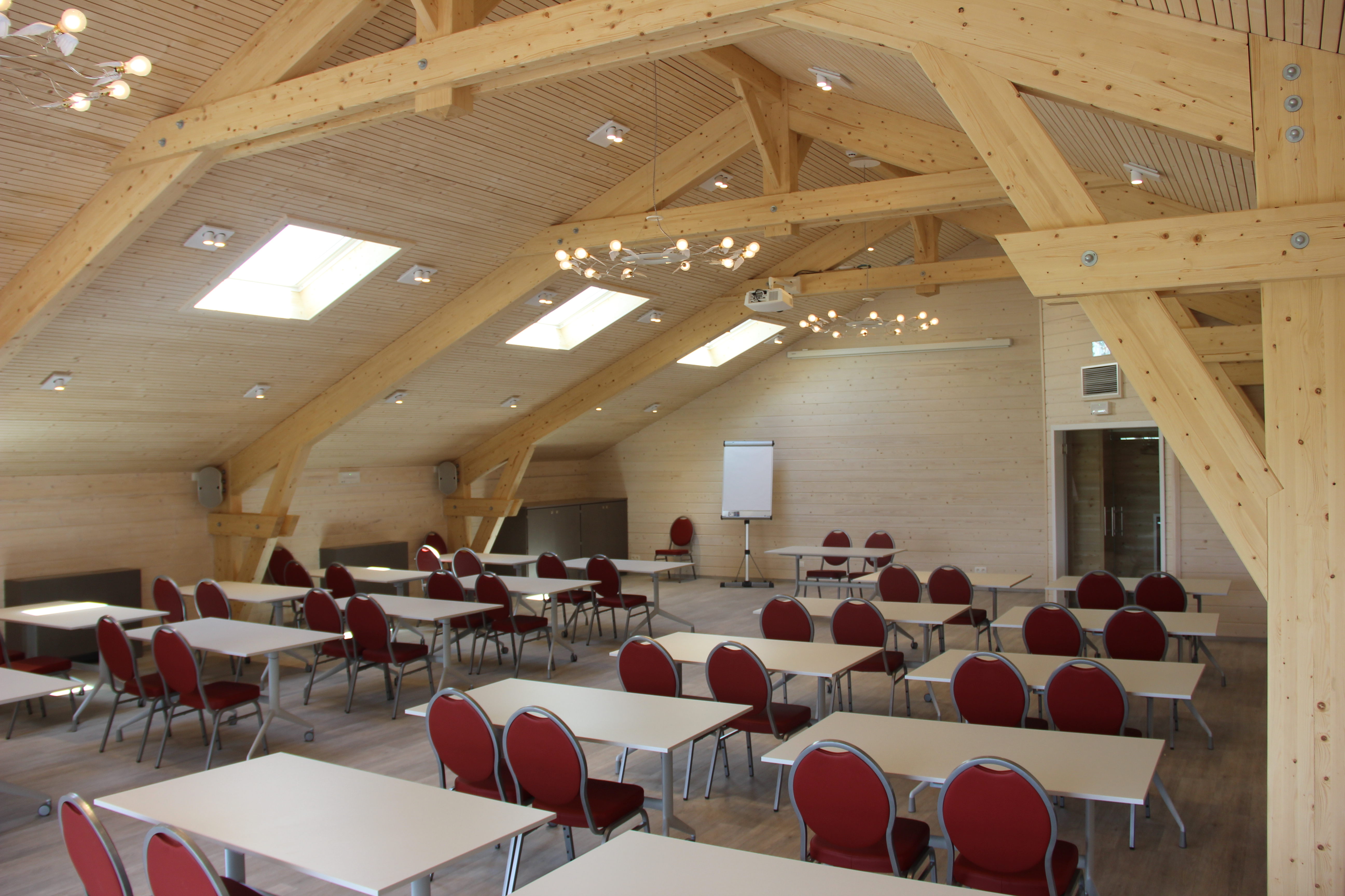 Brasserie-des-Fagnes-archi-Atelier-de-Tromcourt-grande-salle-séminaire-vue-de-biai-à-droite