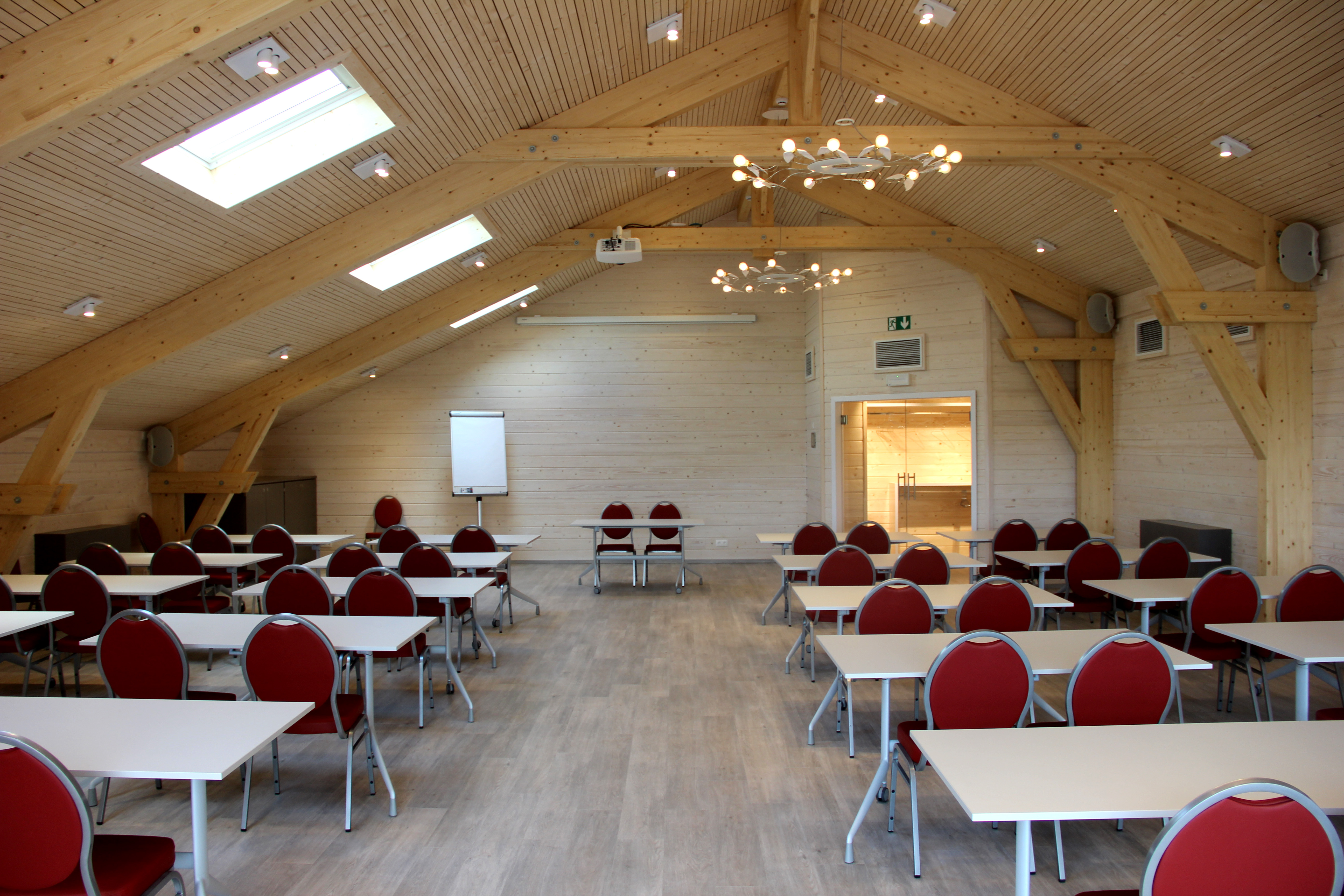 Brasserie-des-Fagnes-archi-Atelier-de-Tromcourt-grande-salle-séminaire-vue-de-biai-à-droite2