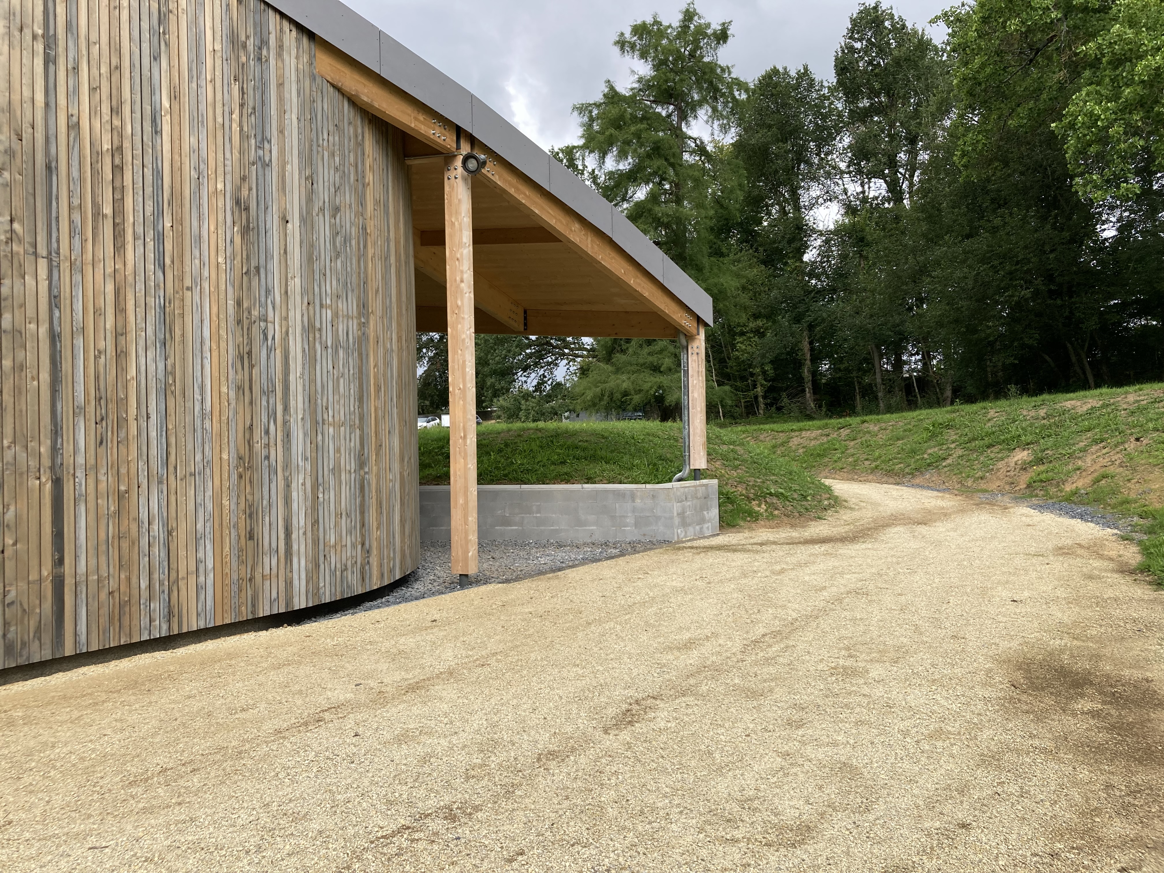 Stabilame-musee-Rossignol-memorial-vue-sur-la-droite-poteaux-poutres-ossature