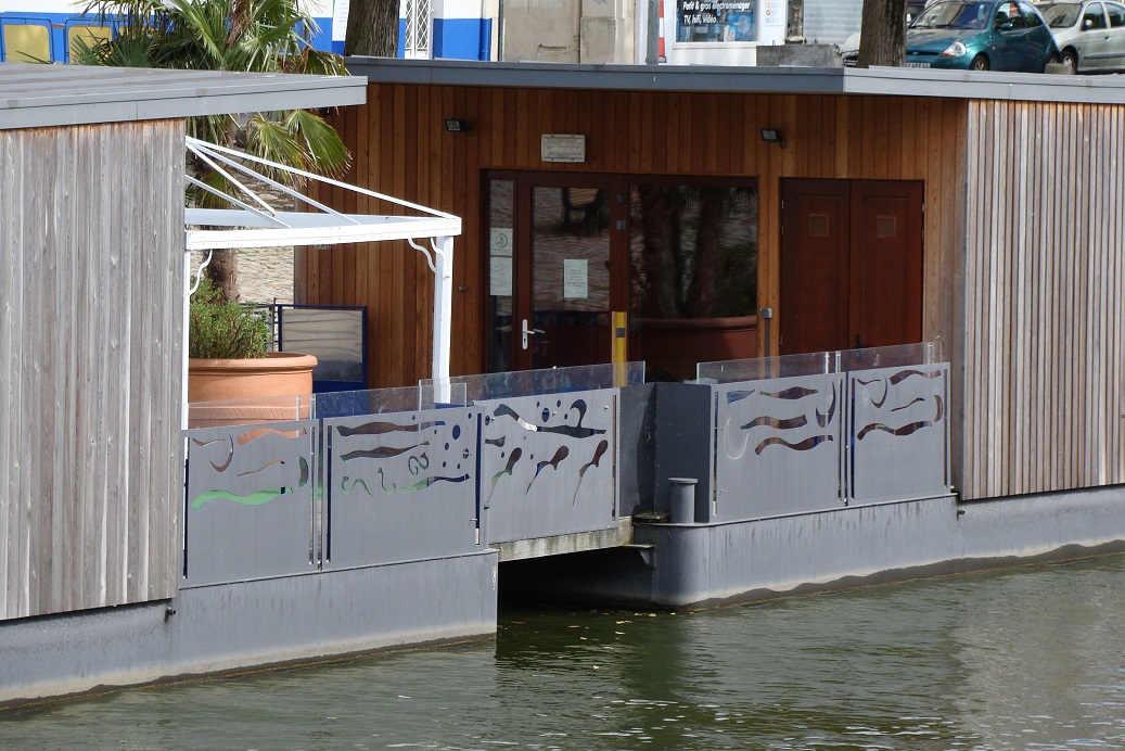 Stabilame-crèche-flottante-en-bois-jonction-entre-deux-barges