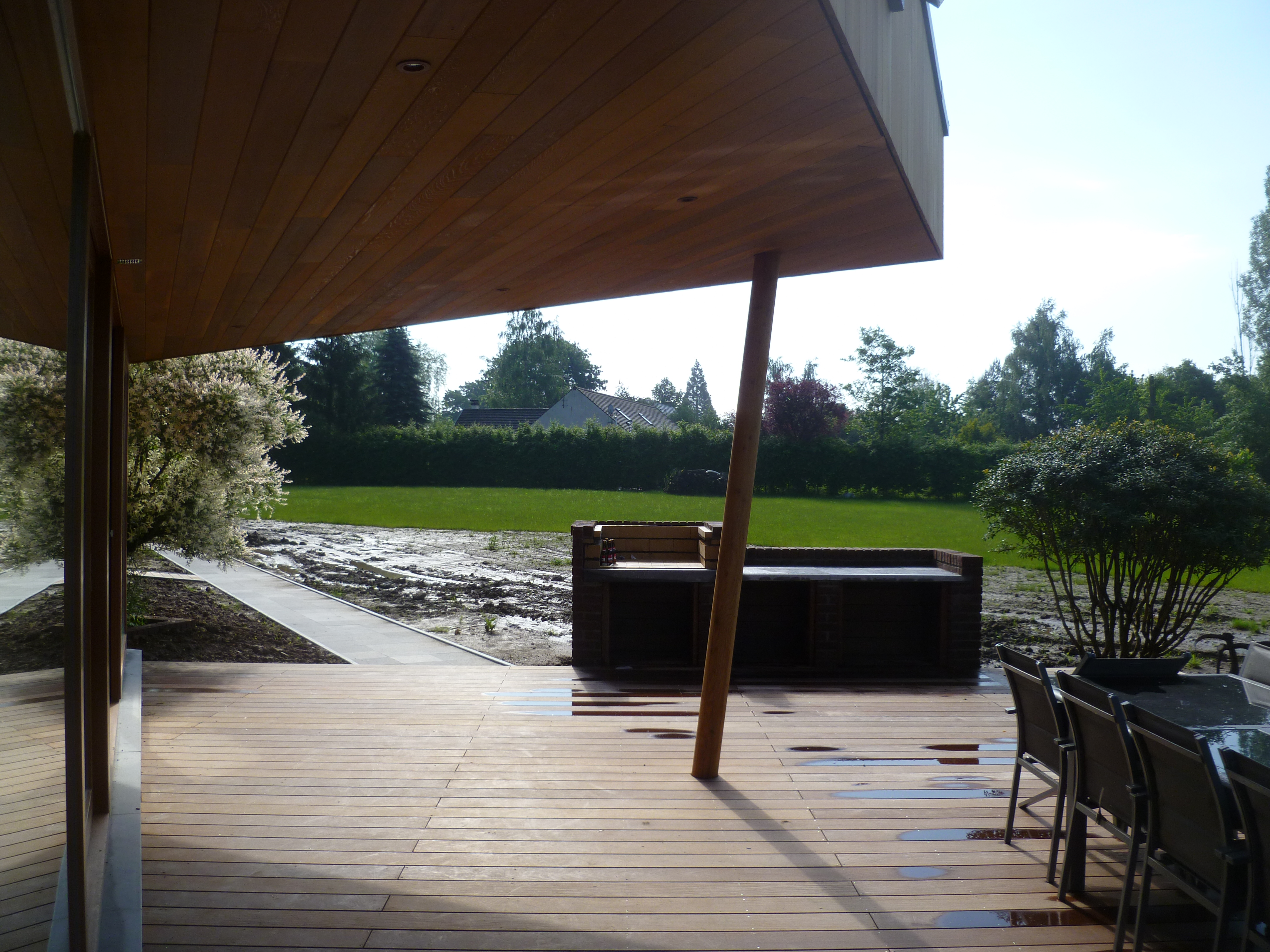 Stabilame-feron-exterieur-piscine-poteau-poutre-vue-sur-la-terrasse-bois.jpg