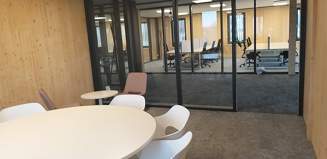 Stabilame-immeuble-de-bureaux-en-bois-Namur-intérieur-aménagé-salle-de-réunion