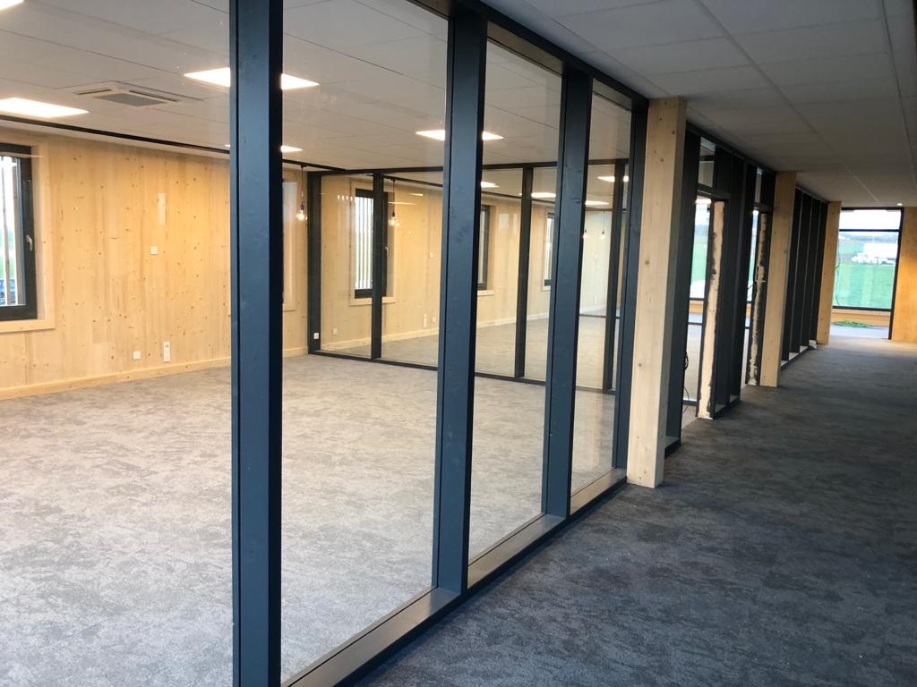 Stabilame-immeuble-de-bureaux-en-bois-interieur-séparations-vitrées