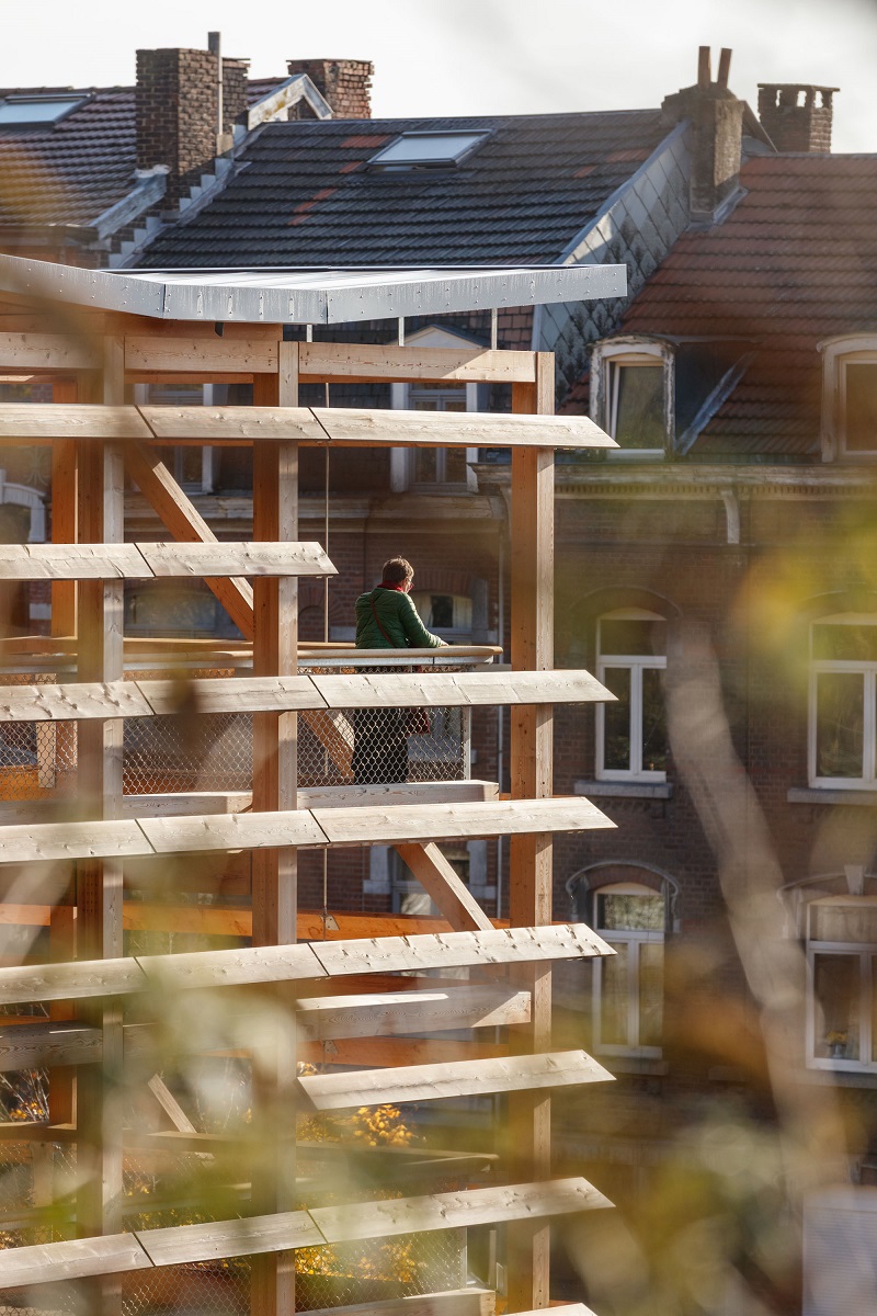 Stabilame-passerelle-en-bois-Vivegnis-vue-latérale-sur-maisons