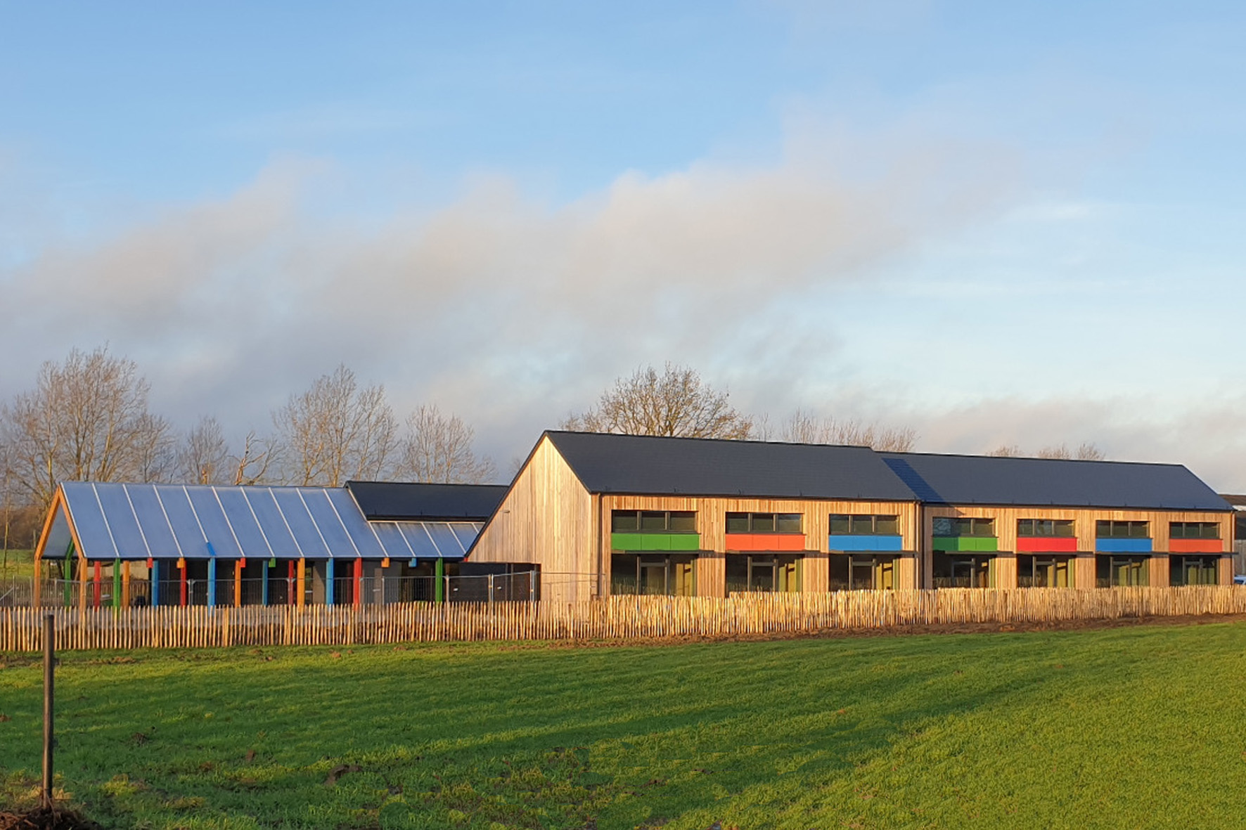 stabilame-ecole-heureux-abris-arc-en-ciel-seloignes-clt-colle-vue-exterieur